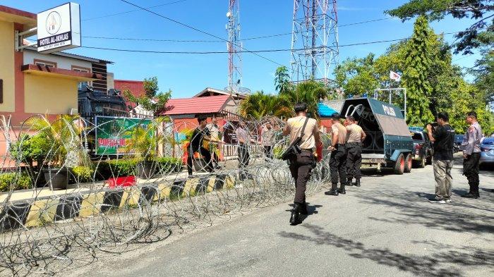 Polisi pasang kawat berdiri sepanjang 40 meter di lokasi perekapan suara pemilu 2024 di Jl Budi Utomo, Kelurahan Pekkabata, Kecamatan Polewali, Polman, Sabtu (2/3/2024). Dok Fahrun.