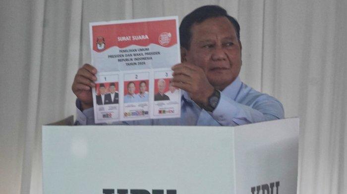 Prabowo Subianto melakukan pencoblosan Pemilu 2024 di TPS 033 Bojong Koneng, Kabupaten Bogor, Jawa Barat, Rabu (14/2/2024).