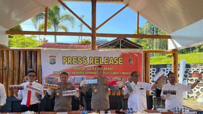 ROKOK ILEGAL - Kepala Dinas Koperasi, UKM, Perindustrian, dan Perdagangan (Koperindag) Provinsi Sulawesi Barat (Sulbar), Bau Akram Dai, menghadiri pengungkapan kasus peredaran rokok ilegal di Lapangan Tribrata Polda Sulbar, Kamis (29/5/2025). Press rilis dipimpin langsung oleh Kapolda Sulbar, Irjen Pol Adang Ginanjar.