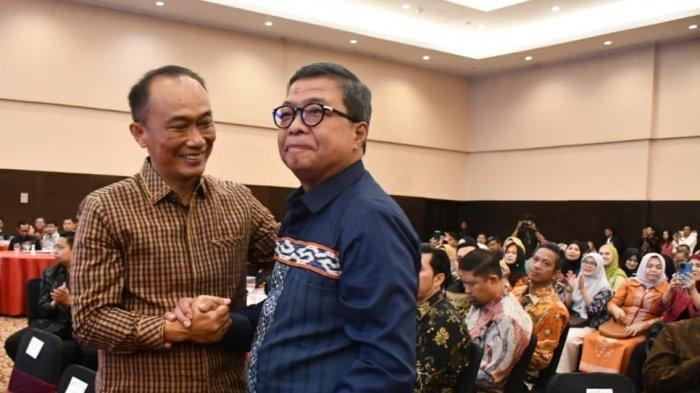 Prof Zudan dan Sekprov Idris bersalaman pada malam perpisahan di Hotel maleo Mamuju
