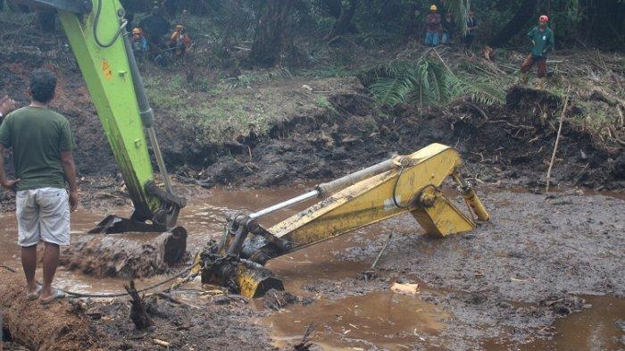 Proses evakuasi excavator tenggelam di Dusun Rawa Makmur, Desa Saloadak, Kecamatan Tobadak, Kabupaten Mamuju Tengah, Sulawesi Barat, Senin (4/11/2024).