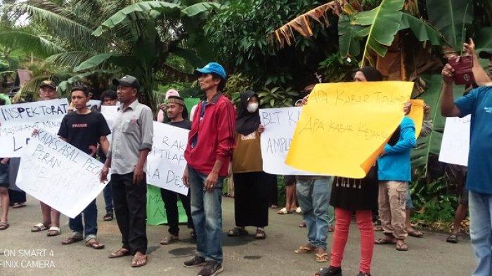 Ratusan warga dari forum masyarakat Desa Tanambuah melakukan aksi unjuk rasa di depan Kantor Desa Tanambuah, Kecamatan Sampaga, Kabupaten Mamuju, Sulawesi Barat (Sulbar), Kamis (18/4/2024).