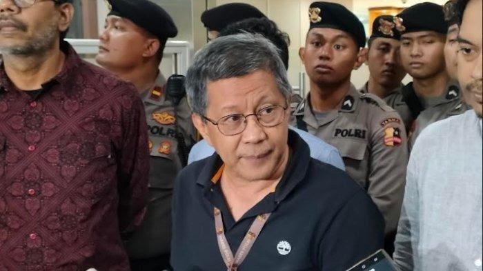 Rocky Gerung selesai diperiksa terkait kasus dugaan menyebarkan hoaks hingga ujaran kebencian kepada Presiden RI Joko Widodo (Jokowi) di Bareskrim Polri, Jakarta, Rabu (13/9/2023)