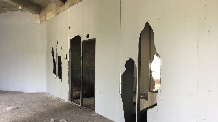 Ruangan bawah Manakarra Tower Mamuju, Jl Ahmad Yani Kelurahan Binanga Mamuju, Sulawesi Barat (Sulbar) rusak, Selasa (22/7/2024) pagi