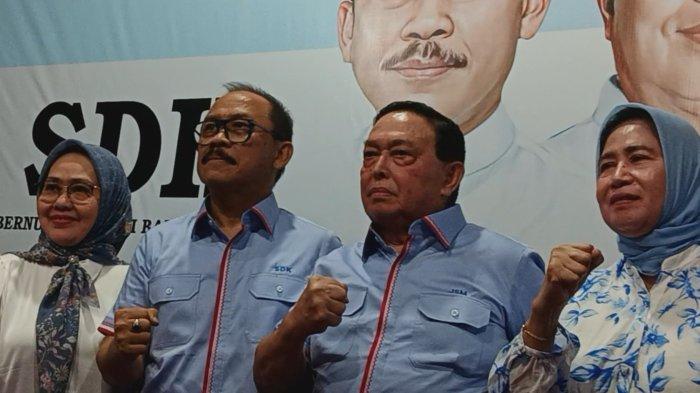 DK (kiri) dan JSM (kanan) usai konfrensi pers di kediaman SDK di Simpang 5 Mamuju, Jl Sultan Hasanuddin, Kecamatan Binanga, Kabupaten Mamuju pada Minggu (4/8/2024).