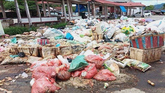 Sampah berserakan di Pasar Baru Mamuju, Jl Abdul Syakur, Karema, Sulawesi Barat (Sulbar), Minggu (14/4/2024).