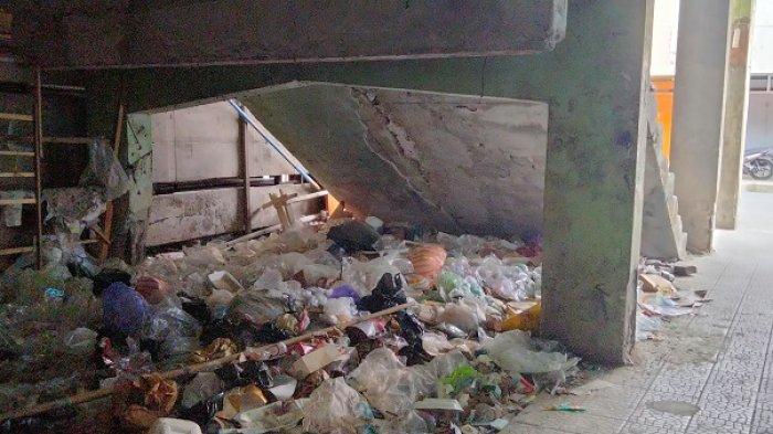 Sampah menggunung dibawah tangga pusat pertokoan Majene di lingkungan Binanga, Kecamatan Banggae Timur, Kabupaten Majene, Provinsi Sulawesi Barat (Sulbar), Kamis (25/4/2024)