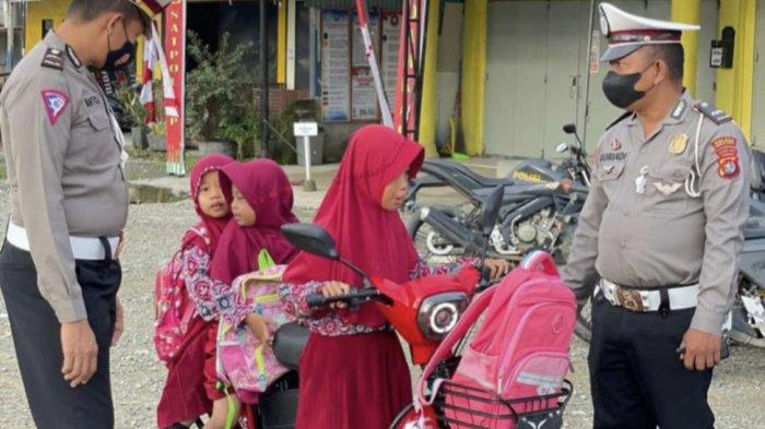 Satlantas Polres Mamuju Tengah menghentikan pengguna sepeda listrik yang merupakan anak di bawah umur saat hendak ke sekolah, simpang tiga Tugu Benteng Kayu Mangiwang (BKM), Benteng, Tobadak, Mamuju Tengah, Rabu (7/9/2022).