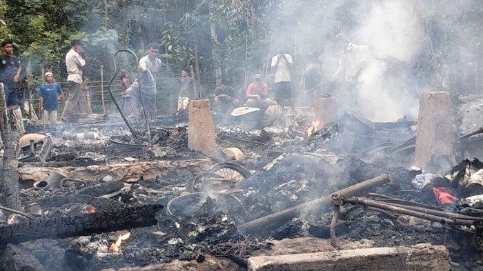 Satu rumah panggung ludes terbakar di Dusun Taheo, Desa Tapango Barat, Kecamatan Tapango, Polman, Minggu (4/8/2024). Dok Fahrun.