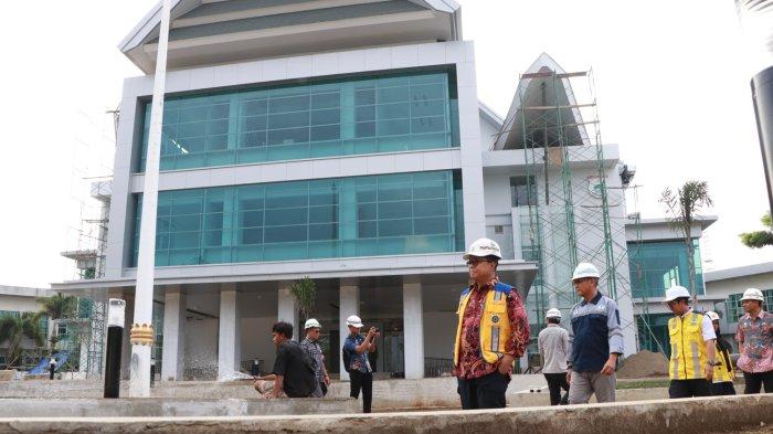 Sekprov Muhammad Idris memantau pembangunan gedung Kantor Gubernur Sulbar