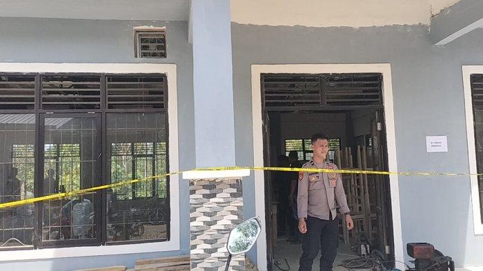 Seorang polisi berdiri di TKP kebakaran yang terjadi di balai kerja tempat pelatihan pelajar di Ponpes Al- Wasilah Lemo