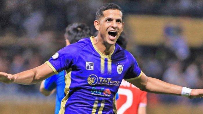 Sosok striker klub V League Hai Phong FC, Lucao do Break alias Lucas Vinicius. Lucao do Break kabarnya diminati 3 klub Liga 1, termasuk PSM Makassar.