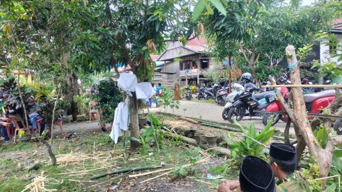 Suasana rumah duka korban ledakan Tungku Smelter di PT ITSS kawasan PT IMIP Morowali Sulteng, di Dusun Silopo, Desa Mirring, Kecamatan Binuang, Polman, Selasa (26/12/2023).