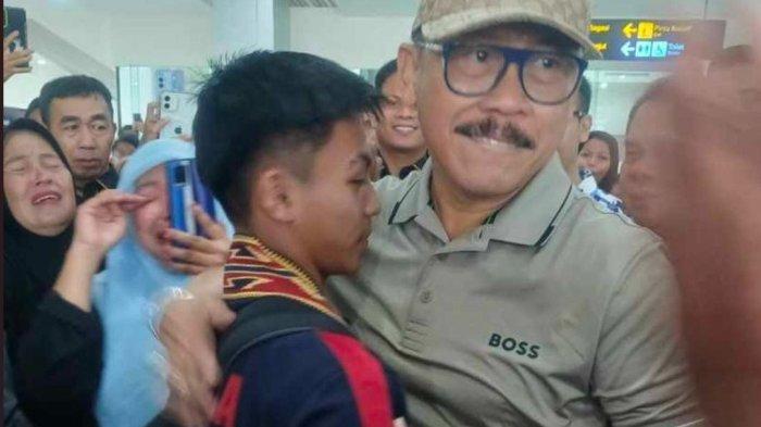 Suhardi Duka memeluk Arjuna atlet pencak silat asal Kalukku mamuju yang juara Pencak Silat di Abu Dhabi
