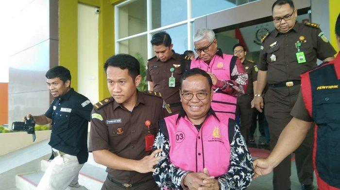 Mantan Wakil Rektor Universitas Sulawesi Barat (Unsulbar) Aksan Djalaluddin (AD) dan Wakil Rektor II Unsulbar, Anwar Sulili (AS) ditetapkan tersangka. Keduanya kini resmi mengenakan rompi tahanan kejaksaan.