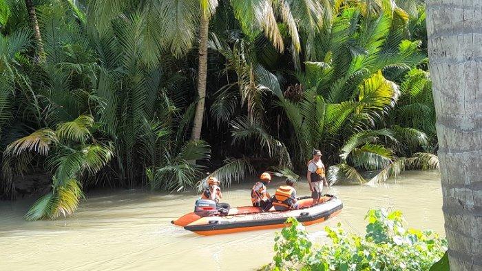 Tim Basarnas Mamuju saat melakukan pencarian menggunakan perahu karet di sungai Dusun Palapi, Desa Belang-belang, Kecamatan Kalukku, Mamuju, Sulawesi Barat (Sulbar), Jumat (12/4/2024).