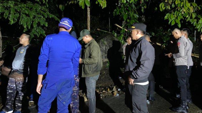 Tim Gabungan melaksanakan evakuasi korban terdampak longsor di Mamuju