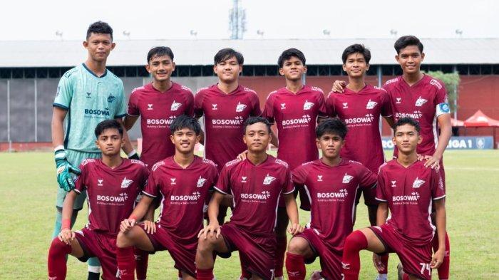 PSM MAKASSAR - Tim PSM Makassar U 18 saat berfoto bersama di Lapangan Bosowa Sport Center, Jl Teuku Umar, Kelurahan Bulao, Kecamatan Tallo, Kota Makassar. Tim PSM berhasil menunjukkan performa yang solid sepanjang kompetisi, dengan meraih empat kemenangan dan satu hasil imbang. (PSM Makassar)