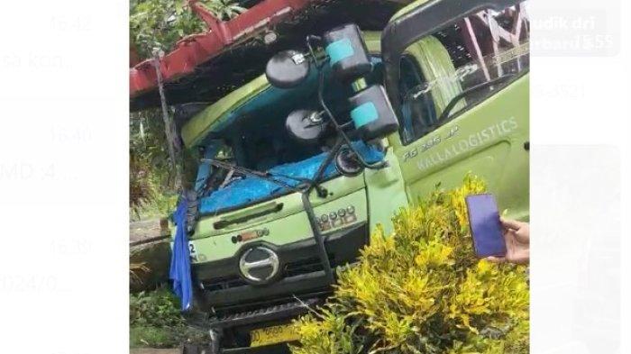 Truk pengangkut mobil yang terlibat tabrakan dengan bus borlindo di Pasangkayu Sulbar, Minggu (7/4/2024)