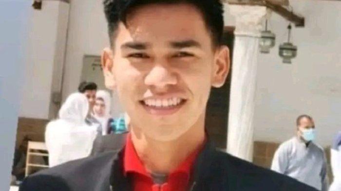 Warga Mamuju Dipenjara - Sosok AG yang ditahan di Kairo, Mesir. Seorang mahasiswa asal Desa Dungkait, Kecamatan Tapalang Barat, Kabupaten Mamuju, Sulawesi Barat, berinisial AG, saat ini ditahan di penjara Nozha, Kairo, Mesir. Menurut keterangan keluarganya, AG merupakan mahasiswa yang sedang menempuh pendidikan di Kairo.