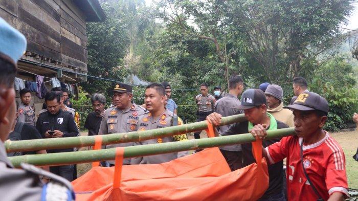 Warga dna polisi mengangkat jenazah pelaku usai ditembak polisi karena melawan, Rabu (3/4/2024)