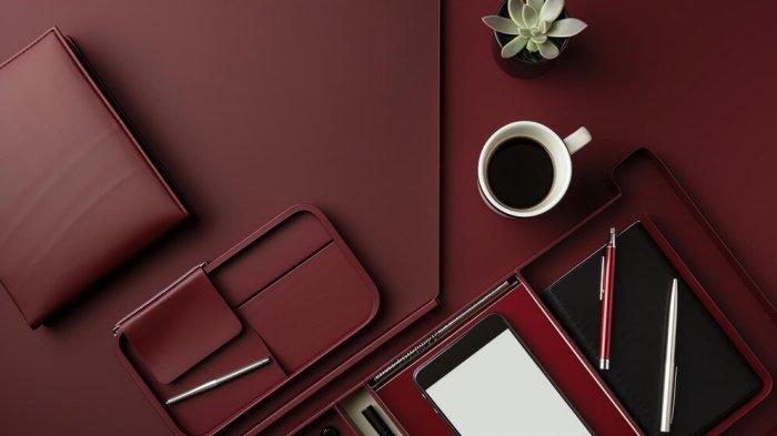 Warna burgundy atau merah anggur.