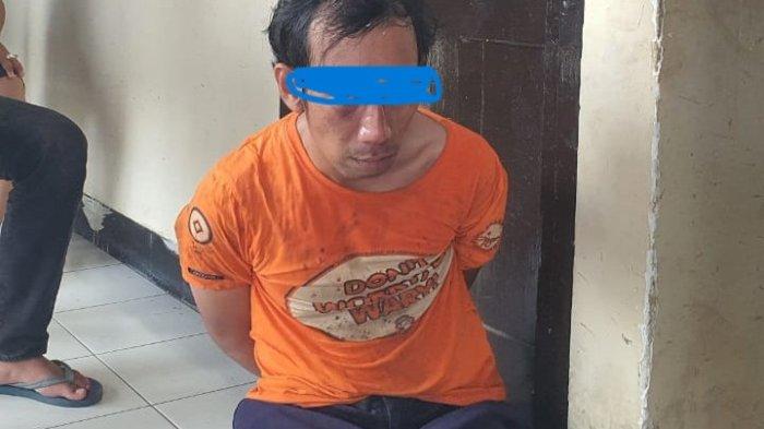 Pelaku pembacokan Ditangkap - Andi Heru (35) pelaku yang membacok dua warga di Wonomulyo Polman ditangkap dan ditahan di Polres Polman. Andi heru sebeumnya menebas dua warga, yakni Sisilia Agatha dan Ahmad Yani di dua tempat berbeda pada Minggu (1/6/2025). Akibat kejadian itu, Sisilia tewas di tempat. Pelaku mengaku mendapat bisikan iblis