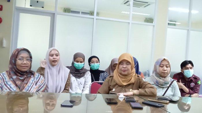 Konferensi pers di RSUD Regional Provinsi Sulawesi Barat (Sulbar), Kelurahan Simboro, Kecamatan Simboro, Kabupaten Mamuju, Sulawesi Barat (Sulbar), Selasa (22/4/2025).. Dokter jaga Riyana mengatakan pihkanya meminta maaf