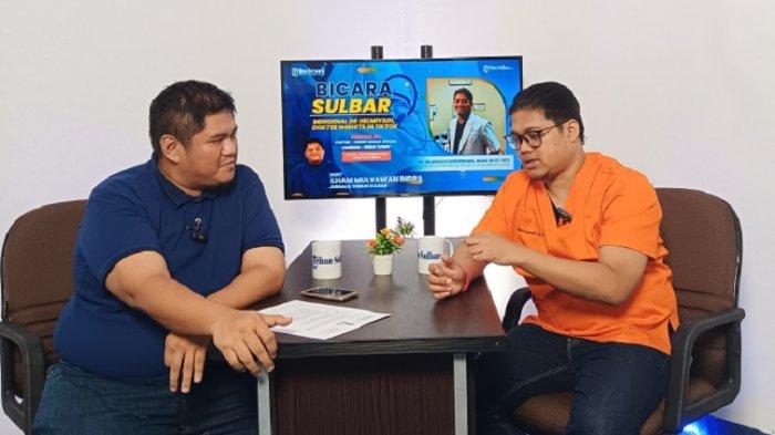dr Helmiyadi (baju orange) saat menjadi narasumber di Podcast 'Bicara Sulbar' yang diadakan Tribun Sulbar, di JI RE Martadinata No.7, Simboro, Kec. Simboro Dan Kepulauan, Kabupaten Mamuju, Sabtu (11/11/2023).