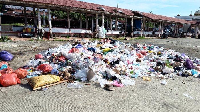 TUMPUKAN SAMPAH -Terminal Pasar Baru Mamuju di Kelurahan Karema, Mamuju, Sulawesi Barat, berubah jadi tempat pembuangan sampah sementara, Senin (10/3/2025). Kondisi ini menyebabkan terminal menjadi kumuh dan tidak mau dikunjungi penumpang.