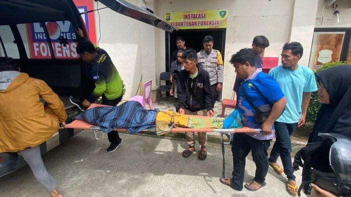 JENAZAH BIDIN DIBAWA KE RUMAH DUKA - Jenazah Bidin , terduga pelaku yang membunuh MR di Desa Saletto, Kabupaten Mamuju, Sulawesi Barat pada Selasa (3/6/2025) dimasukkan ke ambulans, setelah ia meninggal dunia pada Rabu (4/6/2025) dini hari