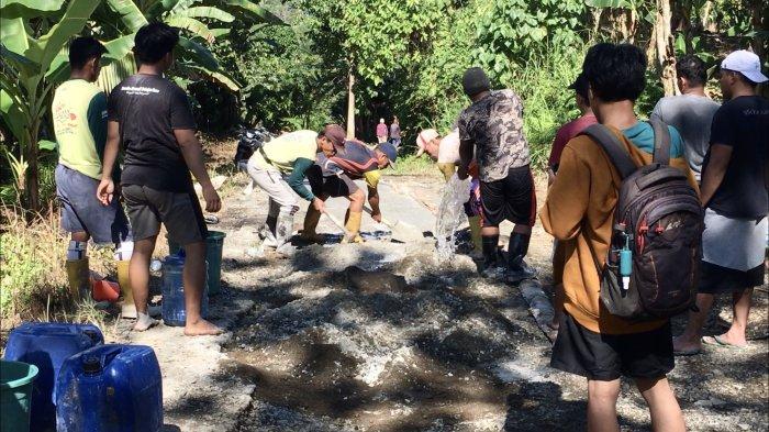 Warga lingkungan Pamombong dan Lingkungan Simbuang II Kelurahan Simboro Mamuju, Sulbar, melakukan aksi gotong royong memperbaiki jalan rusak. Jumat (12/7/2024) pagi.