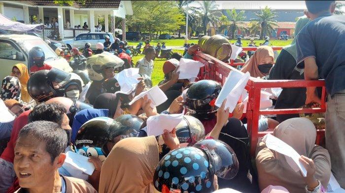 warga antre membeli tabung gas LPG 3 kg di Ahmad Kirang, Jl Ahmad Kirang, Mamuju, Sulawesi Barat (Sulbar), Rabu (12/6/2024).