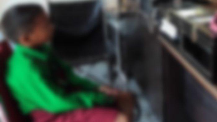Seorang anak SD Negeri di Kabupaten Konawe, Provinsi Sulawesi Tenggara (Sultra) inisial AF diinjak kelapalanya oleh orangtua murid.