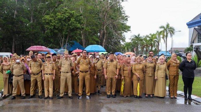 Penjabat atau Pj Gubernur Sulawesi Tenggara (Sultra) Komjen Pol Andap Budhi Revianto tetap memimpin apel gabungan dalam kondisi hujan. Ribuan Aparatur Sipil Negara (ASN) lingkup Pemerintahan Provinsi Sulawesi Tenggara pun sampai basah kuyup. Peristiwa ini terjadi saat apel perdana di Kantor Gubernur Sultra, Kompleks Bumi Praja, Anduonohu, Poasia, Kota Kendari, Senin (11/9/2023).