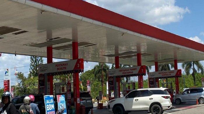 Terbaru harga BBM PT Pertamina berlaku Senin, 1 Juli 2024, di Stasiun Pengisian Bahan Bakar untuk Umum atau SPBU seluruh Indonesia. Harga Pertalite, harga Pertamax, maupun jenis BBM Pertamina non-subsidi lainnya. Bandingkan dengan kenaikan harga bahan bakar minyak (BBM) yang terjadi di SPBU Shell Indonesia, SPBU BP, dan SPBU Vivo Energy.(foto ilustrasi)