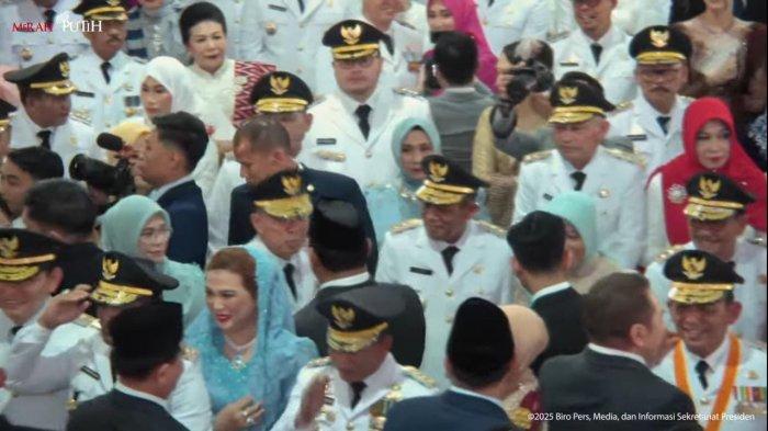 PELANTIKAN KEPALA DAERAH: Tangkapan layar live streaming Kanal YouTube Sekretariat Presiden momen Gubernur dan Wakil Gubernur Sulawesi Tenggara, Andi Sumangerukka dan Hugua bersalam-salaman dengan kepala daerah lainnya usai pelantikan di Istana Negara, Jakarta, Kamis (20/2/2025). Diketahui sebanyak 961 kepala daerah dari 481 daerah di Indonesia, terdiri dari 33 Gubernur, 33 Wakil Gubernur, 363 Bupati, 362 Wakil Bupati, 85 Walikota, dan 85 Wakil Walikota resmi dilantik oleh Presiden Republik Indonesia, Prabowo Subianto.