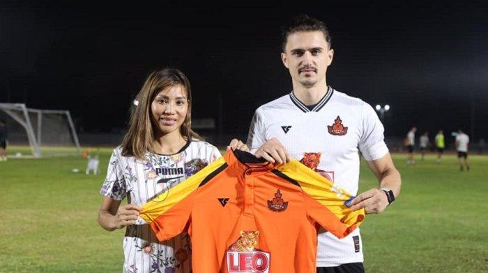 Arnold Suew salah satu pemain asing, keturunan Jerman-Kazakhstan. Kini dirumorkan dengan Persija Jakarta, klub BRI Liga 1 2024-2025.