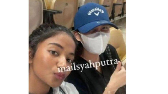 Azizah Salsha turut hadir mendukung sang suami, Pratama Arhan dalam laga Indonesia vs Arab Saudi. Istri Pratama Arhan itu duduk di kursi penonton dengan menutupi wajahnya. Ia bersama sahabatnya, Ratu Namira yang juga merupakan selebgram. Azizah Salsha mengenakan masker berwarna putih kala itu.