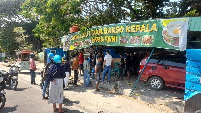 Insiden kecelakaan lalu lintas atau lakalantas terjadi di Jalan Ir H Alala, Kota Kandari, Provinsi Sulawesi Tenggara (Sultra), Senin (30/10/2023). Berdasarkan dokumen gambar yang diterima TribunnewsSultra.com, terlihat mobil masuk ke salah satu lapak pedagang di kawasan tersebut.
