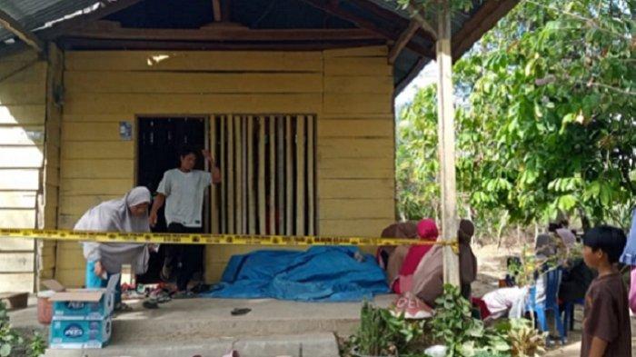 Kisah tragis nan pilu seorang ibu rawat anak gangguan kejiwaan tapi justru dibunuh gegara makan siang di Konawe Selatan, Sulawesi Tenggara (Sultra). Kasus anak bunuh ibu kandung tersebut terjadi di Desa Merongah Raya, Kecamatan Lalembu, Kabupaten Konsel, Provinsi Sultra.