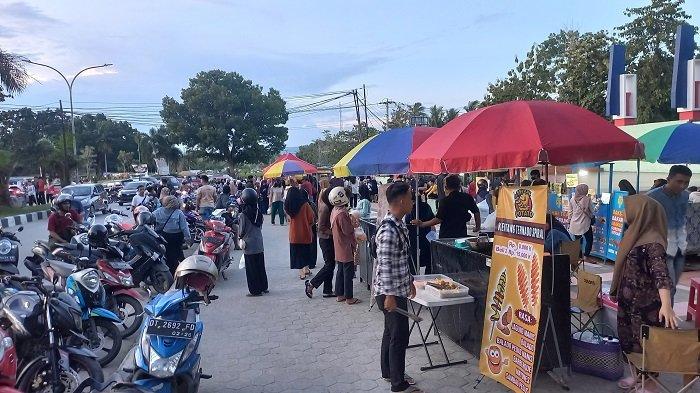 Spot wisata kuliner di Bundaran Gubernur Sulawesi Tenggara (Sultra), makin ramai jelang waktu berbuka puasa pada pertengahan bulan Ramadan 2023. Terpantau jelang waktu berbuka puasa, pada Jumat (7/4/2023), kendaraan terparkir hampir menutupi sebagian jalan.