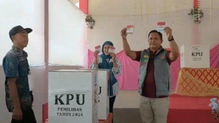 Calon Bupati Muna Barat Provinsi Sulawesi Tenggara (Sultra), La Ode Darwin menyalurkan hak pilihnya di Desa Wapae Jaya Kecamatan Tiworo Tengah. Darwin memilih di Tempat Pemungutan Suara atau TPS 01 Wapae Jaya ditemani sang istri, Rika Purwaningsih, Rabu (27/11/2024).