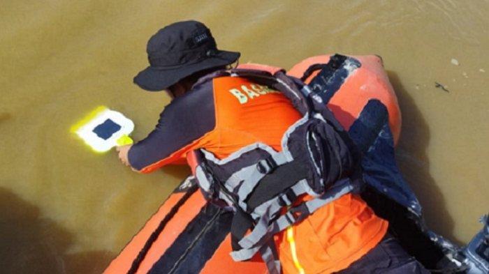 Tim SAR kembali melanjutkan pencarian satu warga Desa Roraya, Kecamatan Tinanggea, Kabupaten Konawe Selatan (Konsel) yang hilang diterkam buaya. Korban bernama Rode (50) hilang diterkam buaya saat sedang buang air besar (BAB) di sungai pada Rabu (5/7/2023) pukul 15.00 Wita.