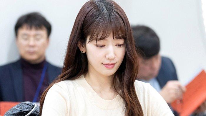 The Judge from Hell jadi drama Korea kedua Park Shin Hye tayang tahun ini. Park Shin Hye sebelumnya membintangi drama JTBC berjudul Doctor Slump.