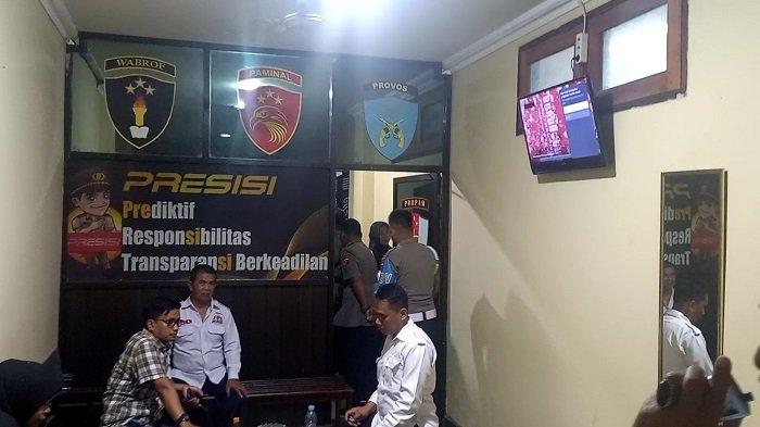 Eks Kepala Unit Reserse Kriminal Kepolisian Sektor atau Kanit Reskrim Polsek Baito, Aipda AM mengakui pernah meminta uang kepada Supriyani dan keluarganya. Uang Rp50 juta harus disediakan Supriyani agar kasusnya yang memukuli anak polisi tidak dilanjutkan atau sebagai bentuk uang damai. Hal ini diungkapkan kuasa hukum Supriyani, Andri Darmawan usai mendampingi guru SDN 4 Baito ini di sidang dugaan pelanggaran etik terhadap Aipda AM di Propam Polda Sulawesi Tenggara (Sultra), Rabu (4/12/2024).