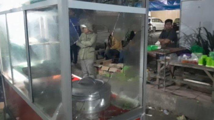 Etalase penjual bakso rusak dalam peristiwa penyerangan yag dilakukan sejumlah pemuda di Kota Kendari, Sulawesi Tenggara, Sabtu (16/9/2023) dini hari. Salah satu penjual bakso Dony mengira puluhan pemuda menggunakan motor dan mobil akan singgah makan bakso. Ternyata mereka justru melakukan pengrusakan hingga melakukan penikaman kepada pelanggan baksonya