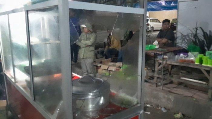Gerombolan pemuda serang warung Bakso Setan di kawasan Bundaran Tank Anduonohu, Kecamatan Poasia, Kota Kendari, Sulawesi Tenggara (Sultra). Mereka melakukan penyerangan warung bakso dengan membawa senjata tajam jenis parang pada Sabtu (16/09/2023) dinihari.