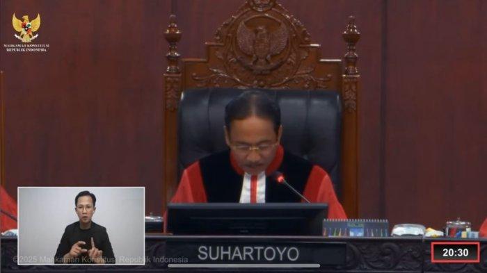 SIDANG PUTUSAN MK - Hakim Mahkamah Konstitusi (MK), Arif Hidayat saat sidang perkara Perselisihan Hasil Pemilihan Umum (PHPU) Gubernur, Bupati dan Wali Kota yang disiarkan langsung di YouTube Mahkamah Konstitusi RI, Rabu (5/2/2025). Diketahui ada 14 perkara yang diajukan ke MK, dari keempat belas perkara tersebut, satu perkara diterima untuk dilanjutkan ke agenda pembuktian.