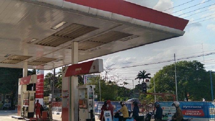 Terbaru harga Pertamax, Dexlite, Pertamina Dex, naik mulai hari ini, simak rinciannya diseluruh Indonesia termasuk Sulawesi Tenggara. PT Pertamina (Persero) kembali menaikkan banderol sejumlah bahan bakar minyak (BBM) non-subsidi per Minggu, 1 Oktober 2023.(foto ilustrasi SPBU)